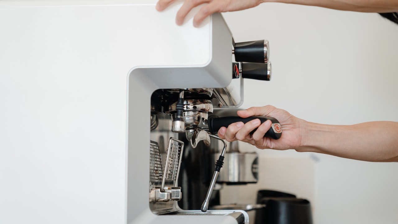 Afkalk din kaffemaskine og elkedel uden at skade huden eller miljøet